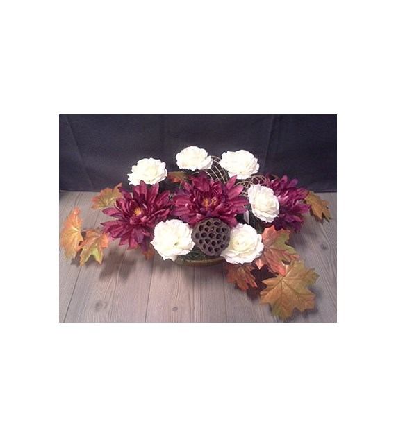 Kompozycja w łódce, 3 chryzantemy, 6 róż, 35x72cm, fioletowo-różówy